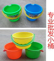 儿童沙滩塑料小桶 小水桶沙滩桶玩具捉鱼玩沙戏水批发加厚耐摔_250x250.jpg
